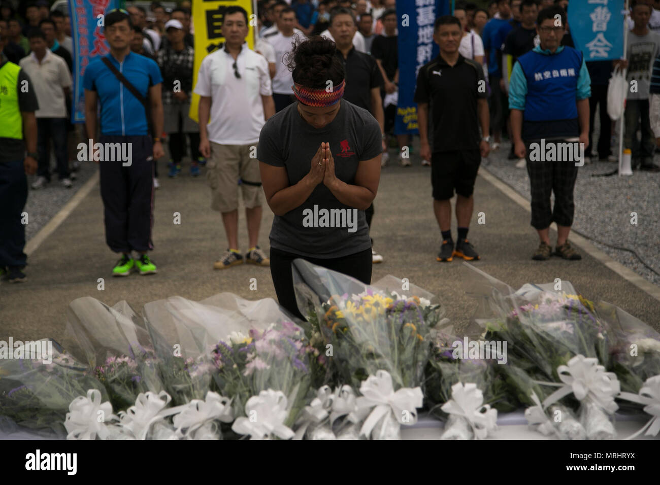 ITOMAN, Japon - Air Force Staff Sgt. Yesenia Benjamin paye son hommage en faisant un salut après le dernier bouquet de fleurs en l'honneur d'Okinawa Memorial Day le 18 juin au Parc de la paix d'Okinawa la prière, Okinawa, Japon. Benjamin a été choisi comme représentant l'ensemble de l'American service members qui avaient offert au parc. Des centaines de membres de la communauté militaire locale et se sont réunis pour nettoyer le parc en l'honneur de la guerriers tombés. (Photo par Lance Cpl. Tayler P. Schwamb) Banque D'Images