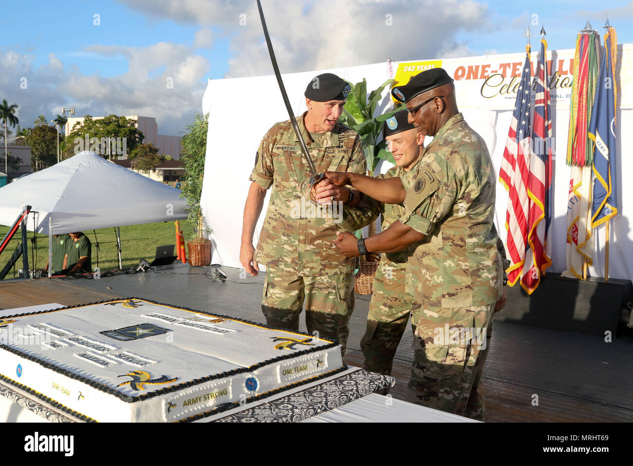 La Partie Officielle Du Luau A Conclu Avec Le Traditionnel Gateau Representant Le Passe Le Present Et Le Futur Succes De United States Army Pacific A Ete Le General Robert B