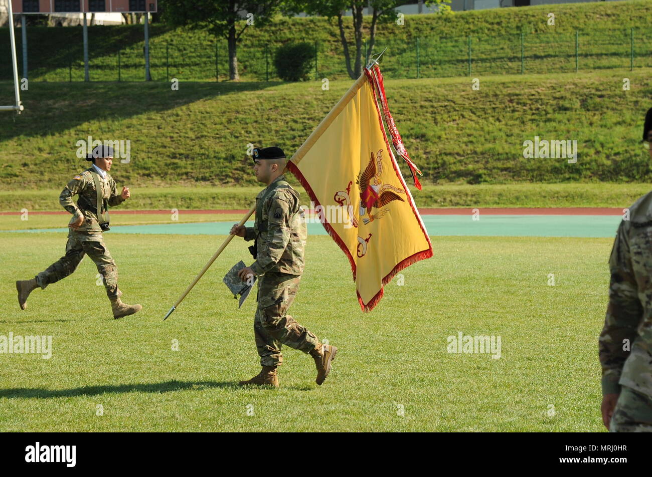 La couleur Le sergent du 18e Bataillon de soutien au maintien en puissance de combat portent les couleurs de l'unité de sa position sur le champ de Minick pour la 16e Brigade de soutien Cérémonie de passation de commandement, le 23 mai 2017 à Baumholder, Allemagne (U.S. Photo de l'armée de l'information visuelle Ruediger Spécialiste Hess/libérés) Banque D'Images