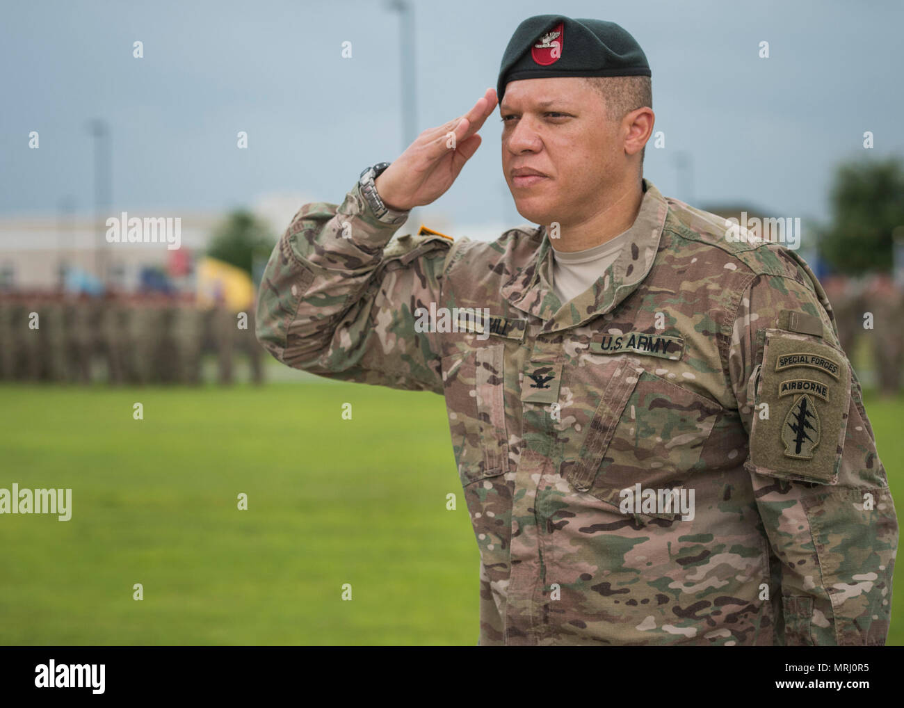 Le colonel de l'ARMÉE AMÉRICAINE Michael Ball, 7e Groupe de forces spéciales (Airborne) commandant sortant, rend hommage au cours de sa cérémonie de passation de commandement le 15 juin sur la base aérienne d'Eglin, en Floride, au cours de la cérémonie, le Colonel Michael Ball a quitté le commandement de la 7e SFG(A) au Colonel Patrick Colloton. Colloton servi auparavant comme la 7e SFG(A) 1er Bataillon commandant. (U.S. Air Force photo/Ilka Cole) Banque D'Images