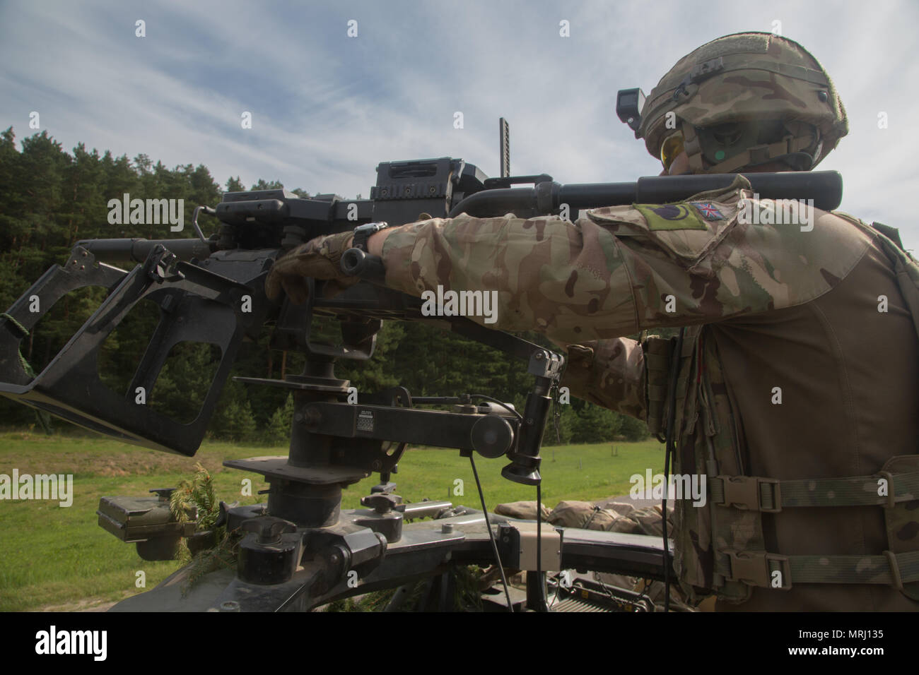 Soldat britannique Le Cpl. Wayne Pennington utilise une mitrailleuse lourde de 12,7 mm Sabre pendant 17 Grève à Rukla, la Lituanie, le 20 juin 2017. Grève 17 Sabre de l'armée américaine est une force multinationale de l'Europe exercer des forces combinées menée chaque année pour renforcer l'Alliance de l'OTAN dans la région de la Baltique et de la Pologne. L'exercice de cette année comprend et intégré de formation axés sur la dissuasion synchronisé conçu pour améliorer l'interopérabilité et à l'état de préparation des forces militaires des Nations Unies participantes 20. ( Photo de l'Armée américaine par la CPS. Brandon Best) Banque D'Images