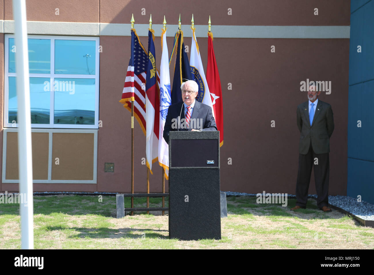 M. Johnny Dwiggins, Caroline du U.S. Army Réserver Ambassadeur, héberge le Ribbon-Cutting, cérémonie d'ouverture officielle de l'armée américaine Réserver Centre situé en McLeansville, NC, le 19 mai 2017 Banque D'Images