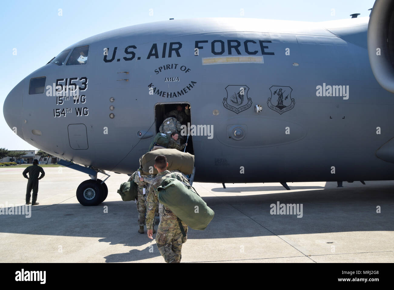 Soldats affectés à une batterie, un bataillon 1-1 ADA Air Force C-17 Globemaster à Kunsan Air Base 19 mai après une mission de deux mois dans la République de Corée. Banque D'Images