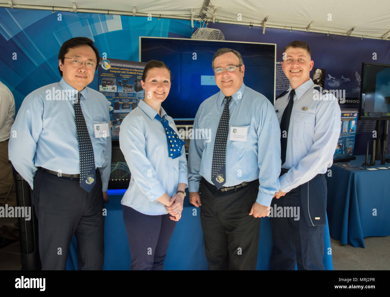 Le Dr Wu Qing, principal ingénieur en électronique ; Rose,  Rustowicz/imagerie scientifique en informatique ; M. Mark Barnell principal  ; et le lieutenant Aron Wing, analyste de la recherche, de l'Air Force