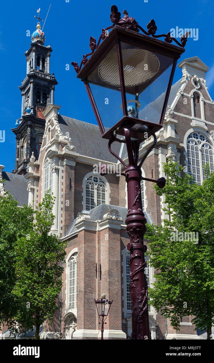 L'église Westerkerk et l'ouest de la rue traditionnelle lampe dans l'avant-plan , Amsterdam. Banque D'Images