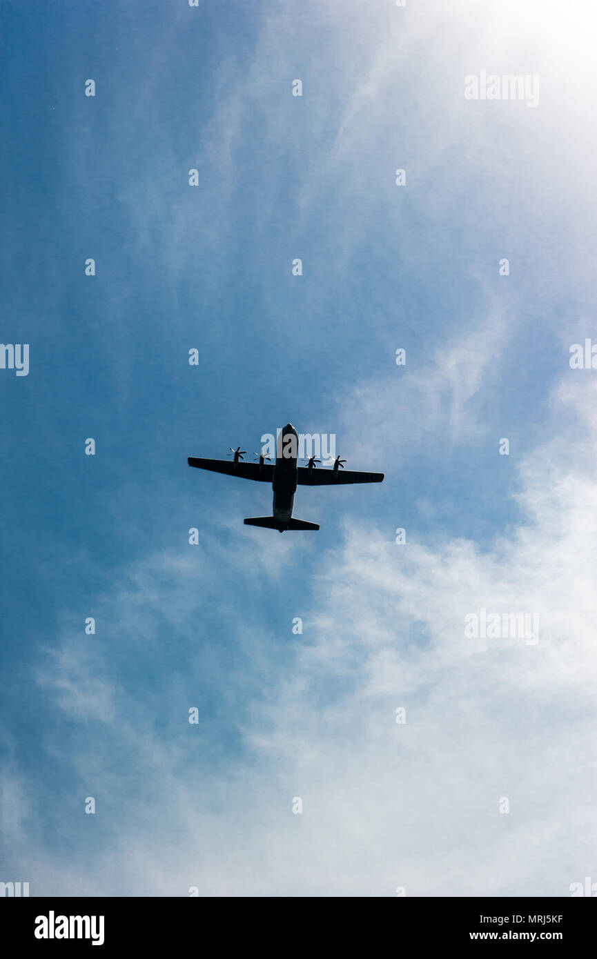 Avion de guerre américain symbolique volant au-dessus des cimetières pendant la cérémonie du jour du Souvenir Banque D'Images