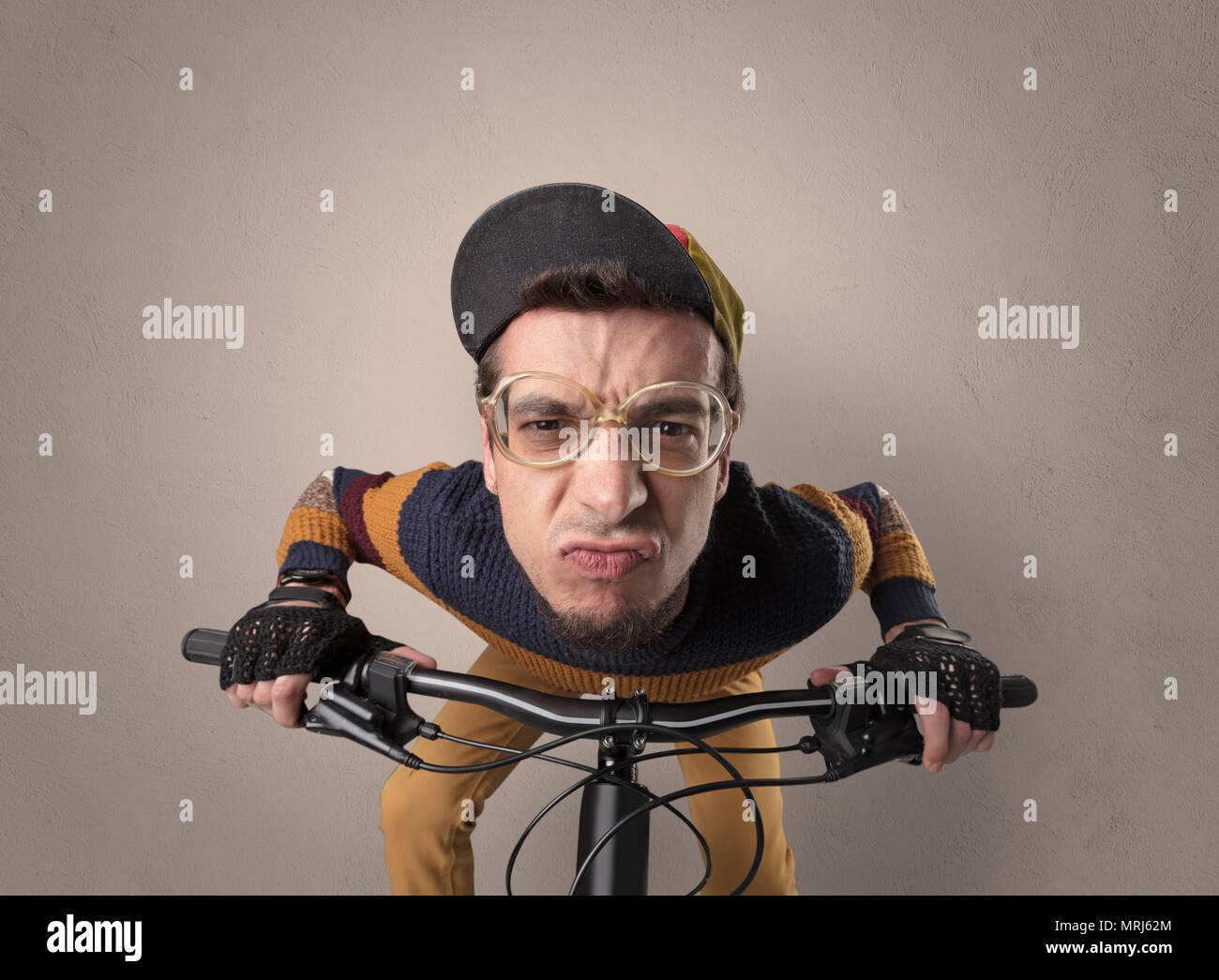 Les jeunes motards idiot Nerd sur un vélo avec oldschool outfit Banque D'Images