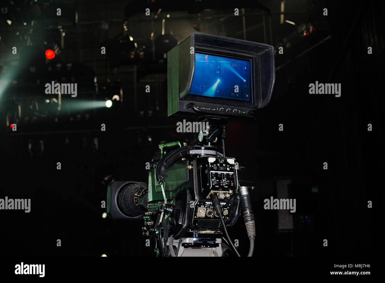 Caméra vidéo professionnelle sur scène concert film.Big pro vidéo 4k pousses cam live broadcast pour la télévision.prise de vue de l'opérateur de caméra TV videos o Banque D'Images