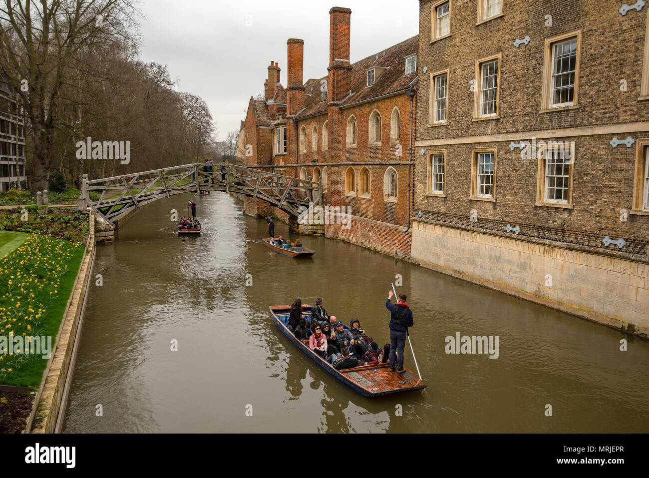 Les étudiants de l'Université de Cambridge donnent les touristes le long de la rivière Cam passant sous le fameux pont en bois de mathématiques. Cambridge, Angleterre. Banque D'Images