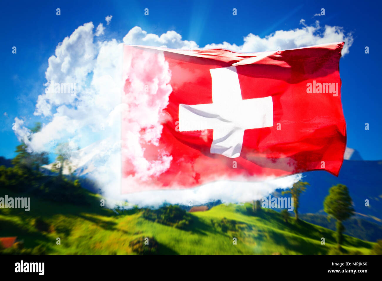 Grand drapeau suisse sur les nuages et les montagnes en arrière-plan du paysage traditionnel de l'été. Billet et de fierté. collage concept Banque D'Images