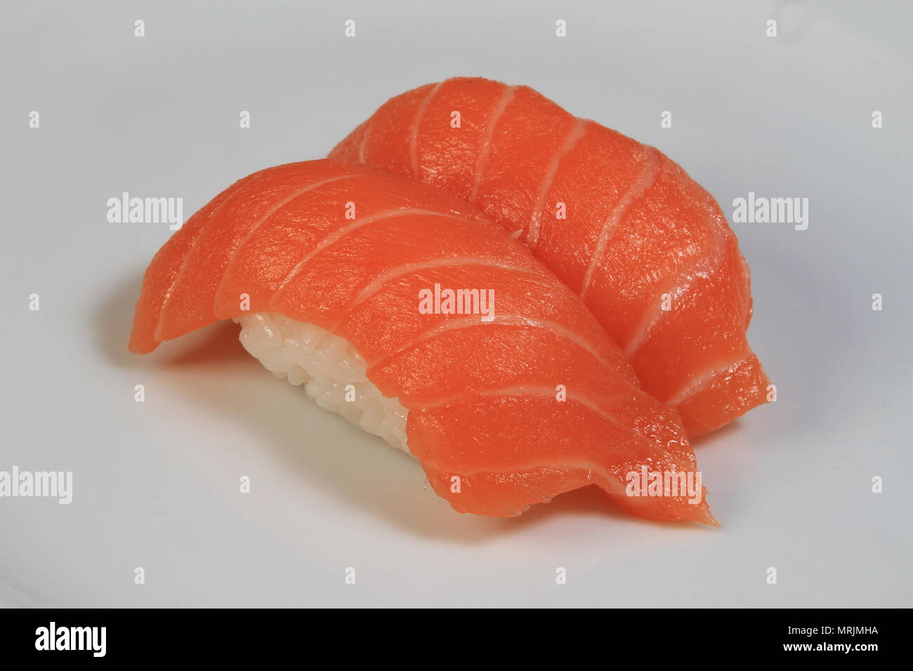 Sushi de saumon sur fond blanc Banque D'Images