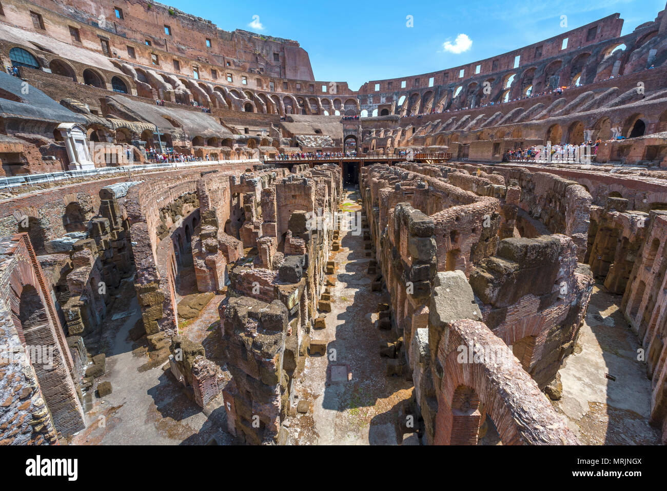 Vue sur l'amphithéâtre Flavien sur une chaude journée d'été Banque D'Images