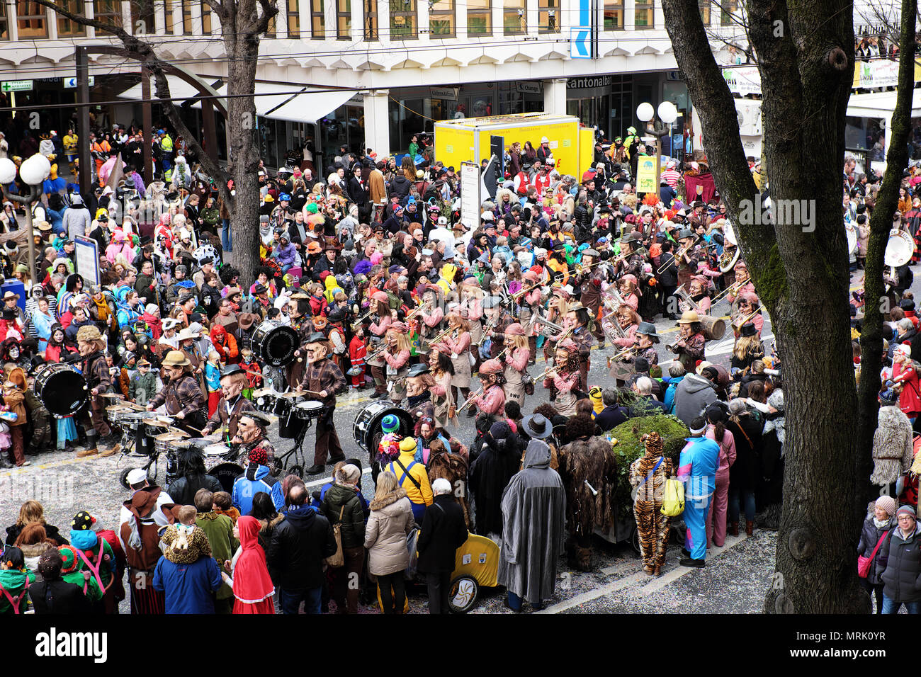 Défilé pour célébrer le carnaval, Pilatusstrasse, Lucerne, Suisse, Europe Banque D'Images