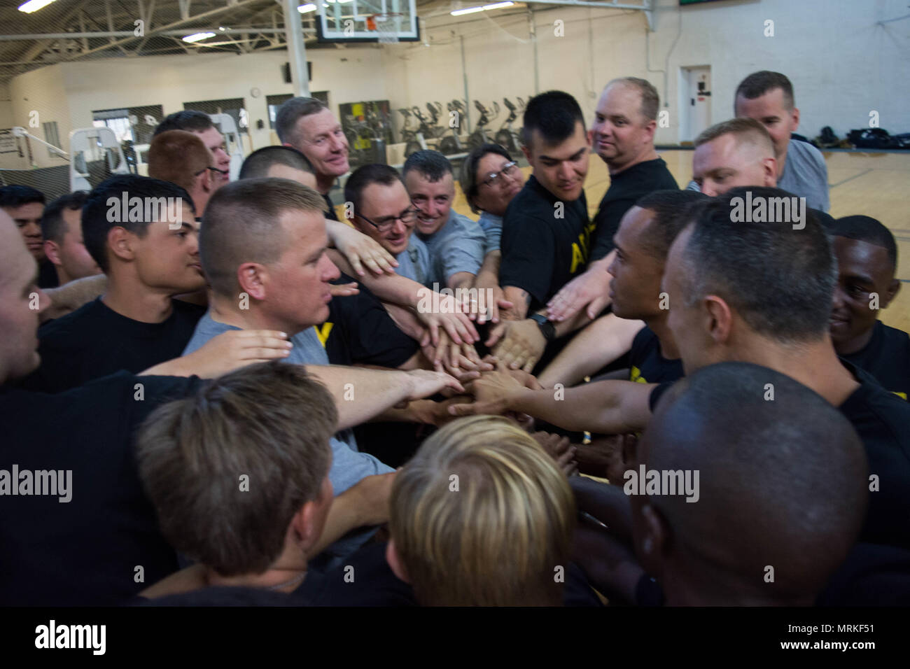 Des soldats de la réserve de l'armée américaine avec la 96e Brigade de soutien et d'amélioration de la formation des entraîneurs Soldat Total fin d'une séance de remise en forme avec un groupe huddle, 12 juin 2017, dans le centre de fitness, Ogden, Utah. L'équipe de FEP est constitué de sept athlètes olympiques de l'armée. Banque D'Images