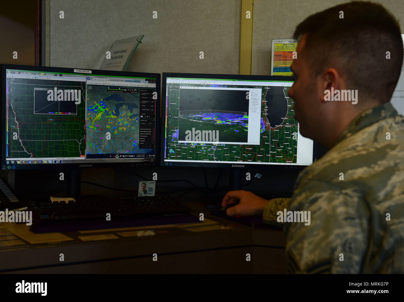 Les cadres supérieurs de l'US Air Force Airman Joshua Davis, 1er Escadron de soutien de météorologue, surveille les données radar pour les tempêtes en Joint Base Langley-Eustis, en Virginie, le 10 mai 2017. Le vol météo radars montres 24 heures par jour, sept jours par semaine pour assurer la sécurité de la Force aérienne, du personnel et des familles sur l'installation. (U.S. Air Force photo/Senior Airman Derek Seifert) Banque D'Images