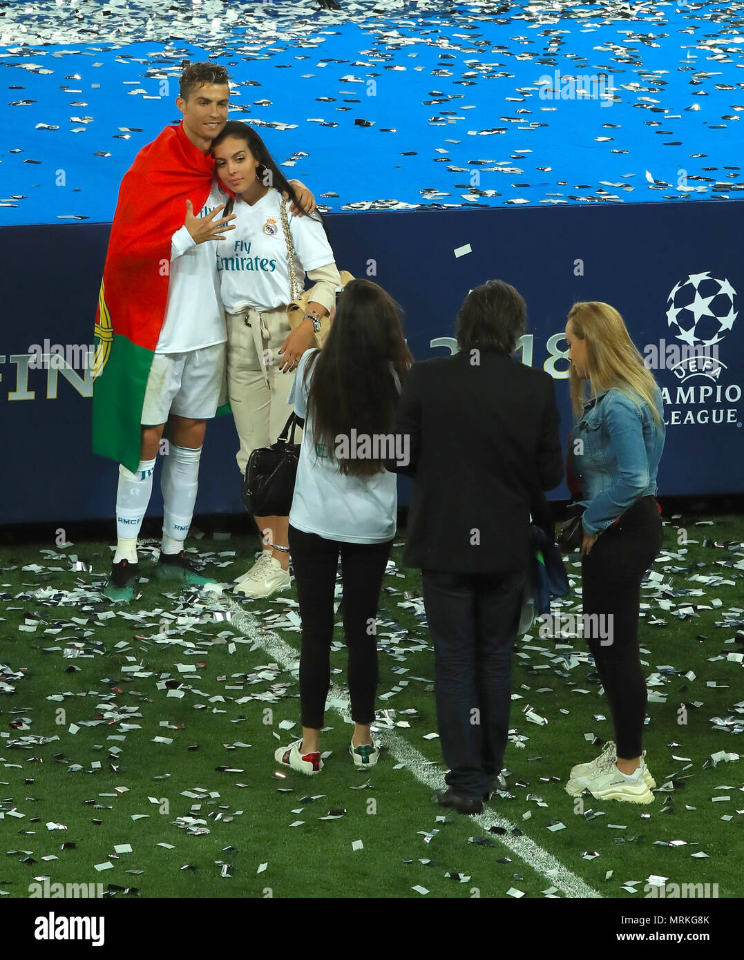 Le Real Madrid Cristiano Ronaldo pose pour des photos avec petite amie Georgina Rodriguez après avoir remporté la finale de la Ligue des champions au stade Olimpiyskiy NSK, Kiev. Banque D'Images