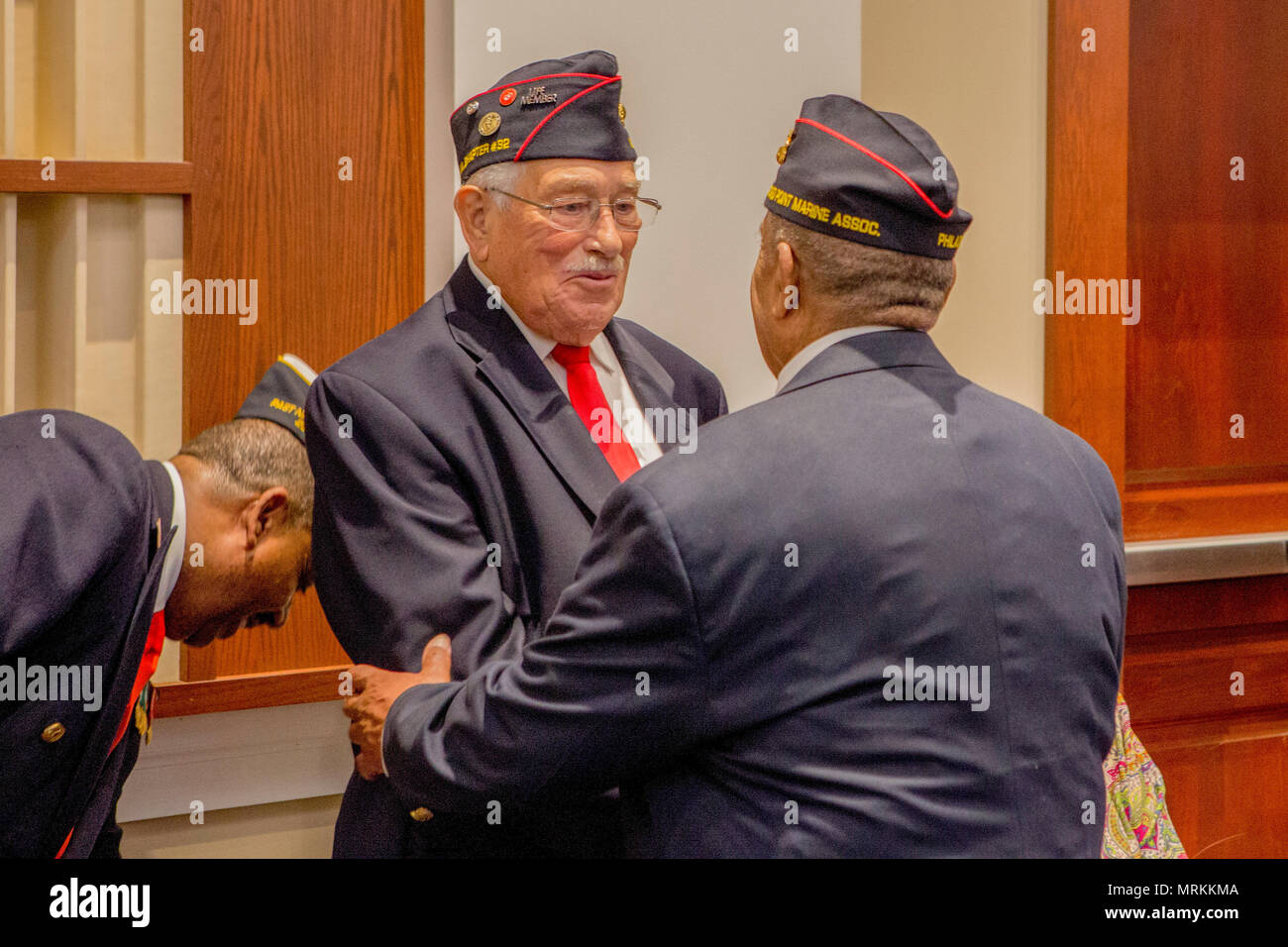 Montford Original Point Marine M. Stanley Tapscott interagit avec un Montford Point Marine Parade lors d'une soirée Réception dans le Colonel Truman W. Crawford Hall chez Marine Barracks Washington, Washington, D.C., le 16 juin 2017. Soirée défilés ont lieu comme un moyen d'honorer les hauts fonctionnaires, les éminents citoyens et partisans du Marine Corps. (U.S. Marine Corps photo par Lance Cpl. Alex A. Quiles) Banque D'Images