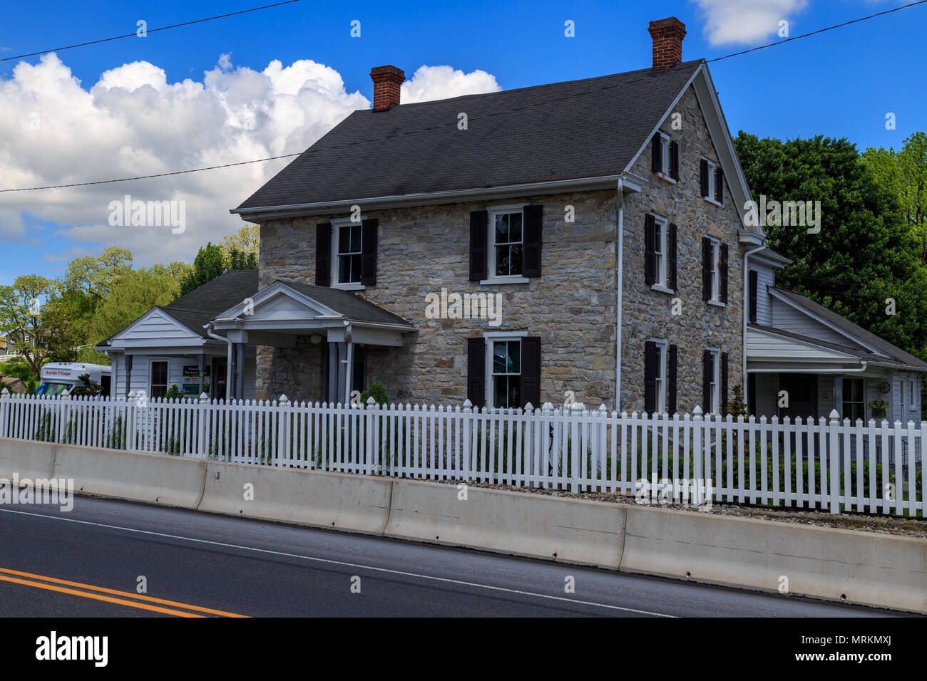 Strasburg, PA, USA - Le 23 mai 2018 : une maison de ferme en pierres au village Amish dans le comté de Lancaster, une attraction touristique populaire. Banque D'Images