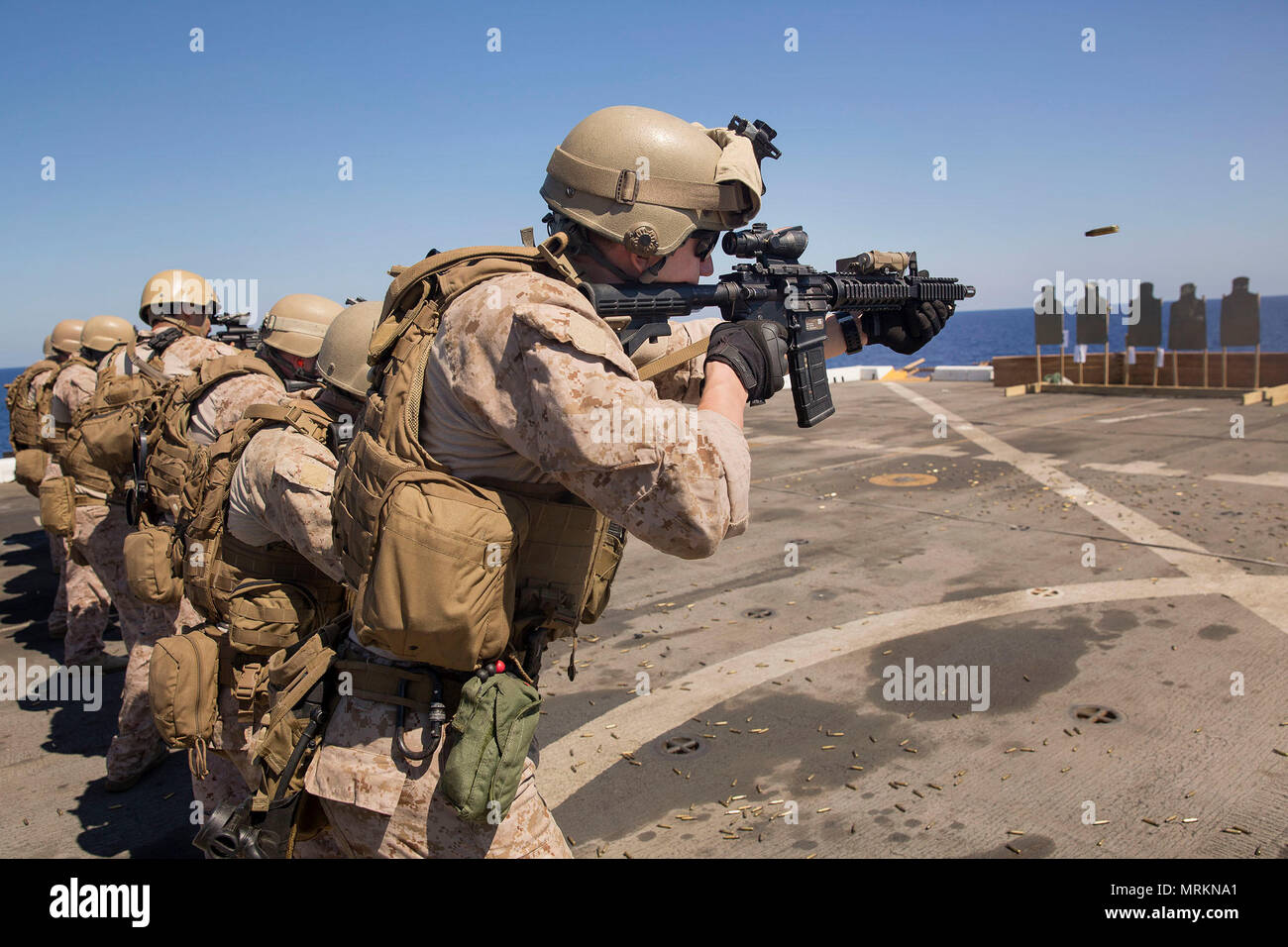 Marines affectés à la Force de Raid Maritime, 24e Marine Expeditionary Unit (MEU), engager leurs cibles de tir réel au cours d'une l'accent sur la compétence d'armes à la fois longues et courtes distances à bord du poste de pilotage de la classe San Antonio-dock de transport amphibie USS Mesa Verde (LPD 19) Le 21 juin 2017. La 24e MEU est en cours avec le groupe amphibie Bataan à l'appui d'opérations de sécurité maritime et les efforts de coopération en matière de sécurité dans le théâtre dans la 6ème zone d'opérations de la flotte. (U.S. Marine Corps photo par le Cpl. Hernan Vidaña) Banque D'Images