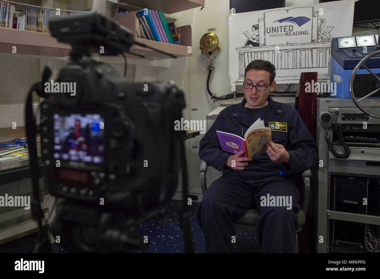 170611-N-AX638-0012 de l'OCÉAN PACIFIQUE (11 juin 2017) Le lieutenant J.G. Mark Witherspoon, de Portland, Ore., participe à l'Organisation par programme de lecture à bord de la classe Arleigh Burke destroyer lance-missiles USS Howard (DDG 83). Howard est en cours dans le cadre du Groupe aéronaval Nimitz en fonction d'un programme de déploiement de l'ouest du Pacifique et l'Océan Indien. (U.S. Photo par marine Spécialiste de la communication de masse 2e classe Tyler Preston/libérés) Banque D'Images