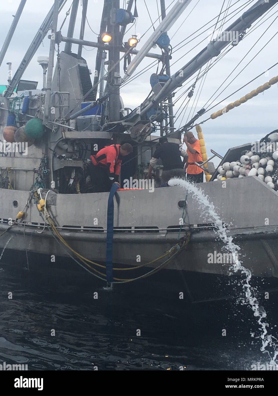 Une station de la Garde côtière canadienne Valdez 45 pieds Boat-Medium Réponse aider l'équipage l'équipage du bateau de pêche du saumon rouge dans l'Kodiak après que le navire a commencé à prendre l'eau près de Knowles Bay, Prince William Sound, Alaska, le 22 juin 2017. L'équipe RB-M le navire remorqué 37 miles à Cordoue. Photo de la Garde côtière américaine Banque D'Images