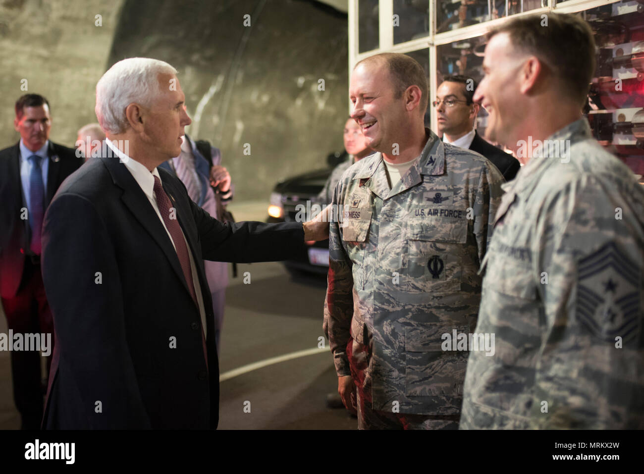 CHEYENNE MOUNTAIN AIR FORCE STATION, Colorado - Vice-président Mike Pence parle avec le colonel Doug Schiess, 21e Escadre, l'espace et le sergent-chef en chef Mark Bronson, chef du commandement du 21e SW, lors de sa visite à Cheyenne Mountain Air Force Station, Colorado, le 23 juin 2017. Il a été 34 ans depuis la dernière visite du vice-président des États-Unis. (U.S. Photo de l'Armée de l'air par la Haute Airman Dennis Hoffman) Banque D'Images