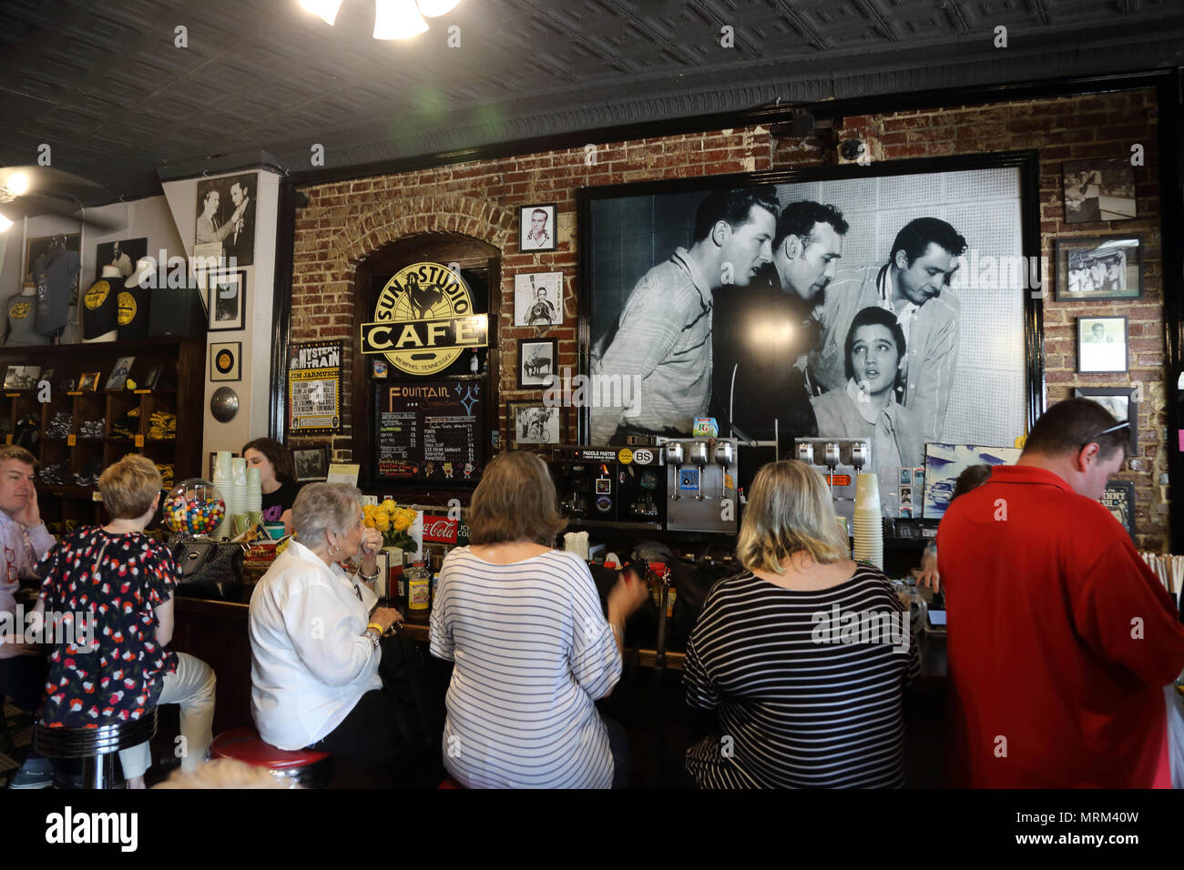 Les visiteurs à l'intérieur de la boutique de cadeaux et un café du légendaire Studio Sun à Memphis. New York. USA Banque D'Images
