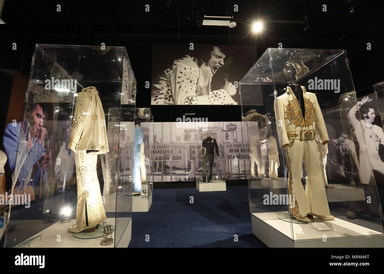 Elvis Presley's stunning jumpsuits, et d'autres vêtements, souvenirs s'affichent dans la carrière d'Elvis, artiste, Musée à Graceland. Memphis TN.USA Banque D'Images