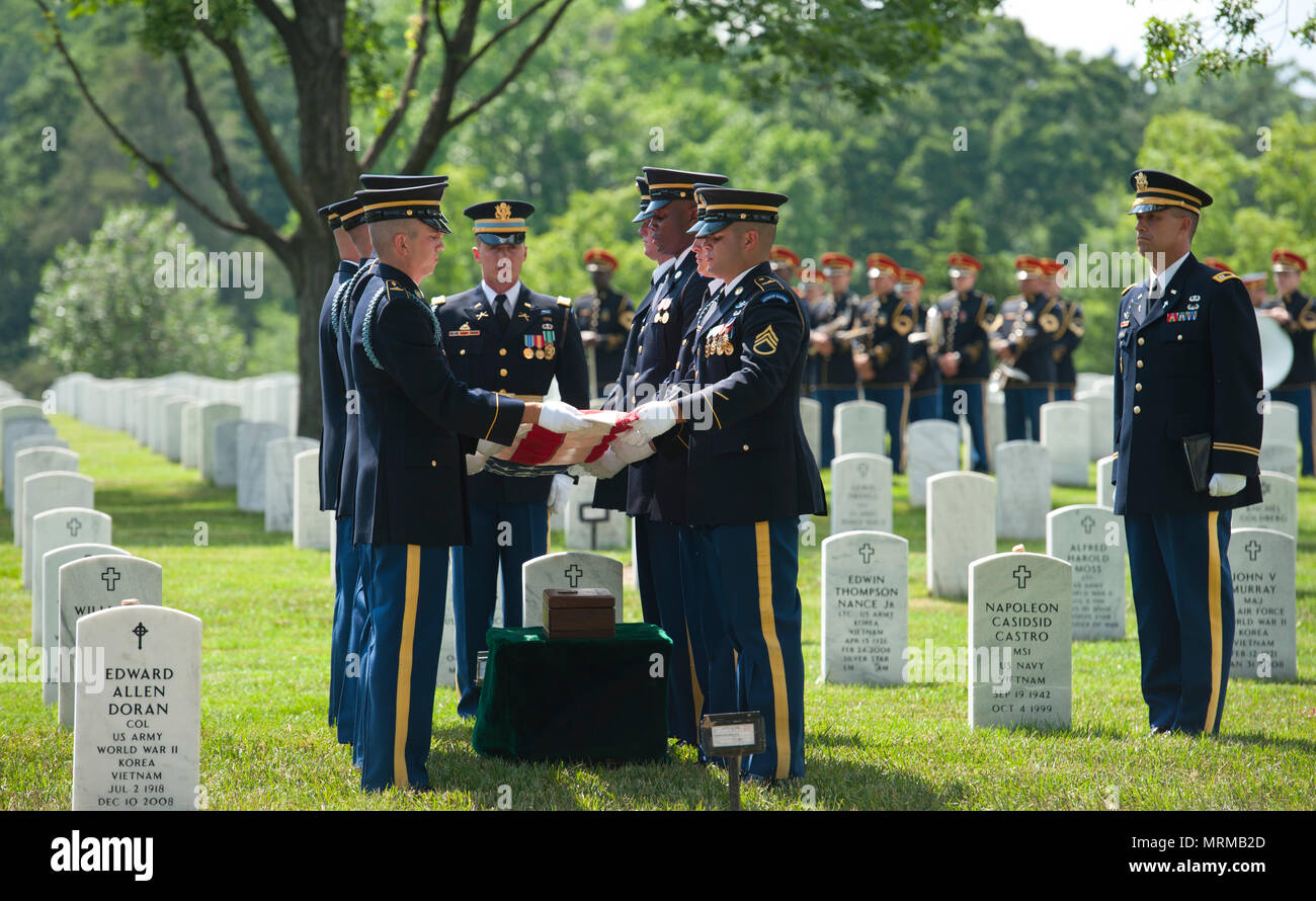 États-unis - le 11 juin : le capitaine George L. Barton de l'armée américaine, 101e Division aéroportée a été enterré aujourd'hui au cimetière national d'Arlington Arlington vierge Banque D'Images