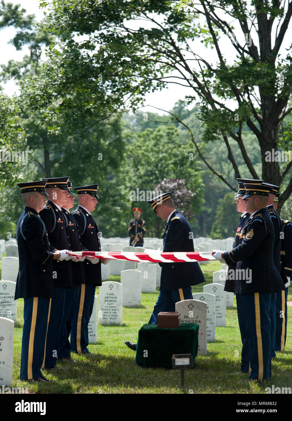 États-unis - le 11 juin : le capitaine George L. Barton de l'armée américaine, 101e Division aéroportée a été enterré aujourd'hui au cimetière national d'Arlington Arlington vierge Banque D'Images