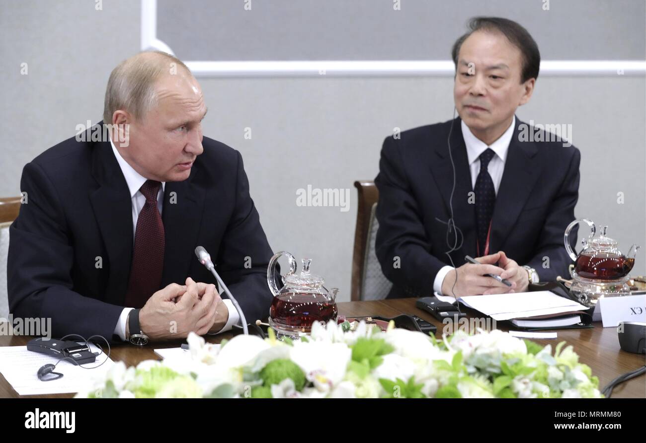 Le président russe Vladimir Poutine, à gauche, et Xinhua Rédacteur en chef He Ping, droite, au cours d'une réunion avec les agences de presse internationales en marge du 22e Forum économique international de Saint-Pétersbourg, le 25 mai 2018 à Saint-Pétersbourg, en Russie. Présidence russe Planetpix (via) Banque D'Images