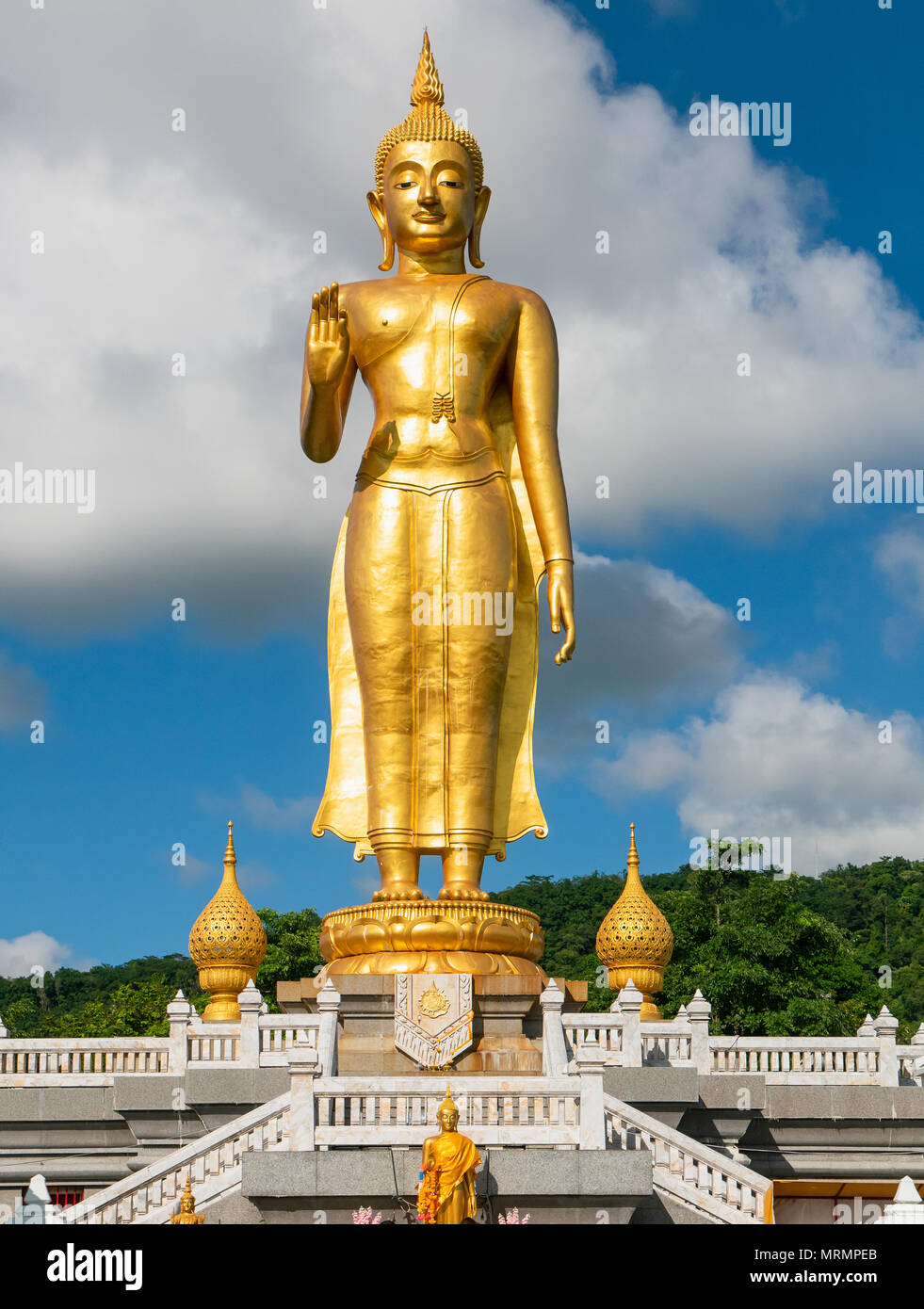 Bouddha Debout doré au sommet à Hat Yai parc municipal à Hat Yai, Songkhla Province dans le sud de la Thaïlande. Banque D'Images