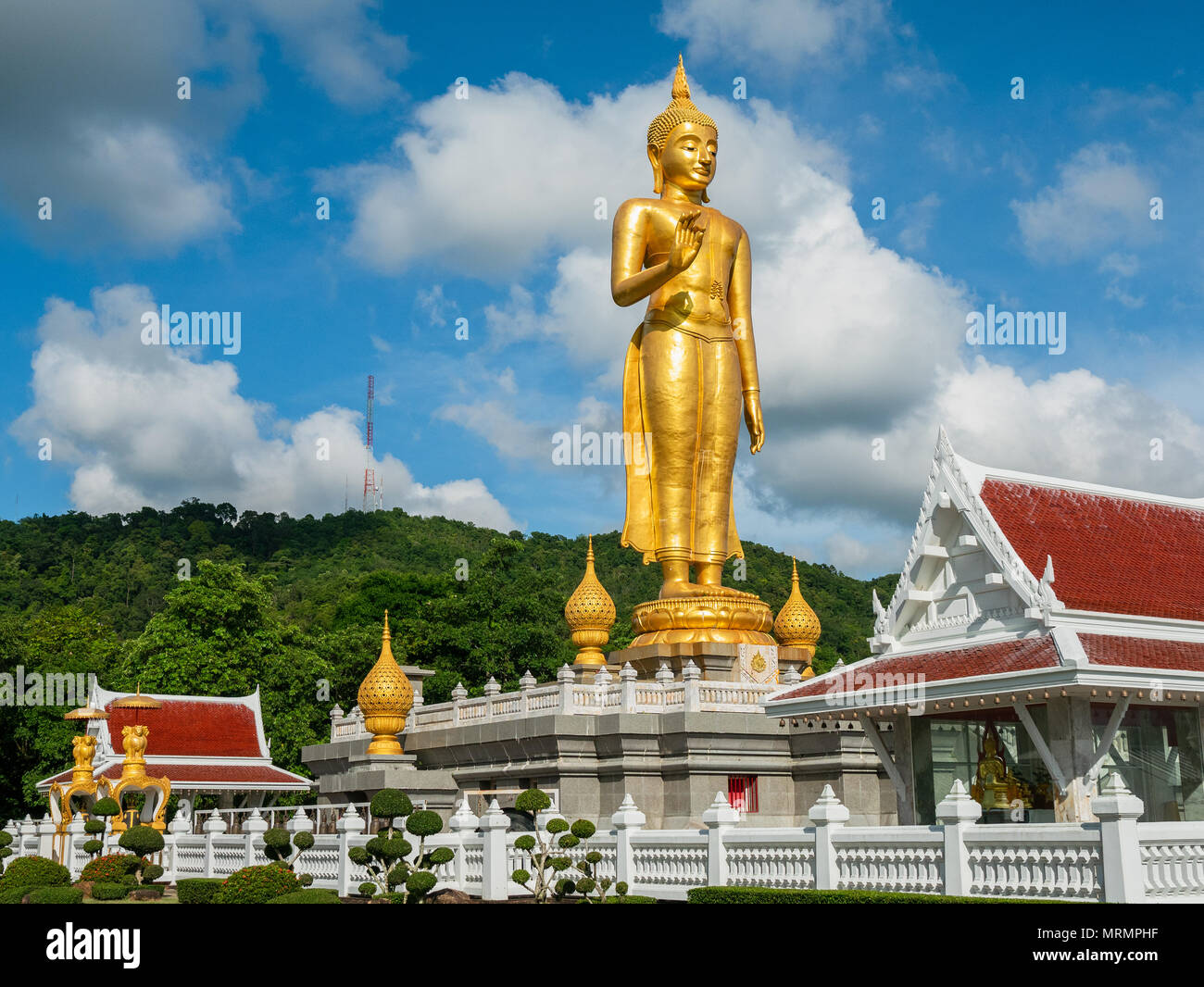 Bouddha Debout doré au sommet à Hat Yai parc municipal à Hat Yai, Songkhla Province dans le sud de la Thaïlande. Banque D'Images