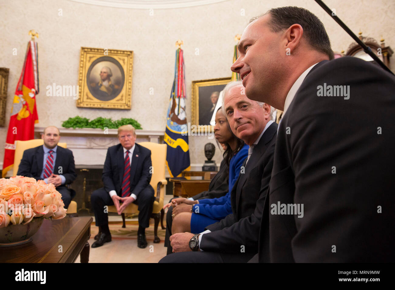 Le Président des Etats-Unis, Donald J. Trump et Joshua Holt (assis à gauche), représentant l'amour Mia(R-UT), le Sénateur Bob Corker(R-TN) d'écouter le sénateur Mike Lee(R-UT) parler sur le retour de Holt aux États-Unis à la Maison Blanche à Washington, DC, 26 mai 2018. Holt, a été libéré de prison au Venezuela à la suite des efforts déployés par le diplomate et administrations Obama Trump. Crédit : Chris Kleponis/CNP | conditions dans le monde entier Banque D'Images