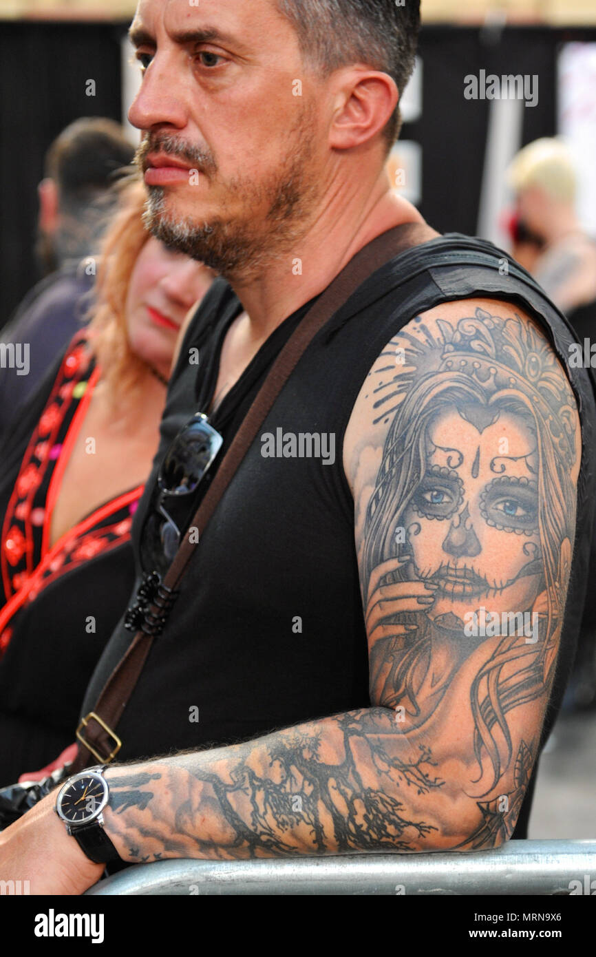 Londres, Royaume-Uni. 26 mai, 2018. Un homme avec un tatouage bras de style  mexicain à la 5e grande British Tattoo Show, qui a lieu pendant le week-end  de l'Alexandra Palace, Londres, Royaume-Uni.