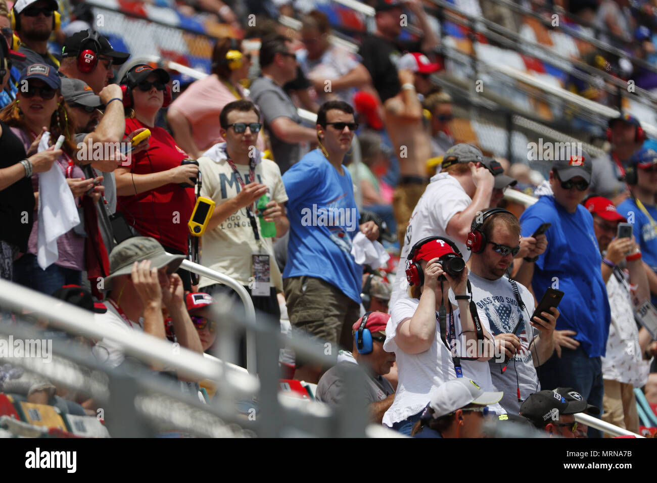 Concord, Caroline du Nord, USA. 26 mai, 2018. Fans regardez sur pendant l'Alsco 300 à Charlotte Motor Speedway à Concord, en Caroline du Nord. Crédit : Chris Owens Asp Inc/ASP/ZUMA/Alamy Fil Live News Banque D'Images
