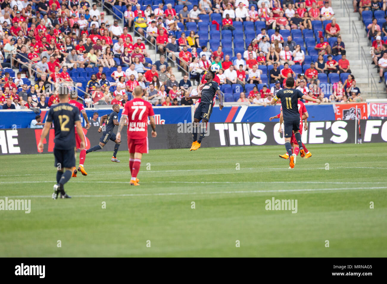 Harrison, NJ - 26 mai 2018 : CJ Sapong (17) de l'Union de Philadelphie & Tim Parker (26) des Red Bulls lutte pour balle pendant les match à MLS Red Bull Arena Jeu terminé en tirer 0 - 0 Crédit : lev radin/Alamy Live News Banque D'Images