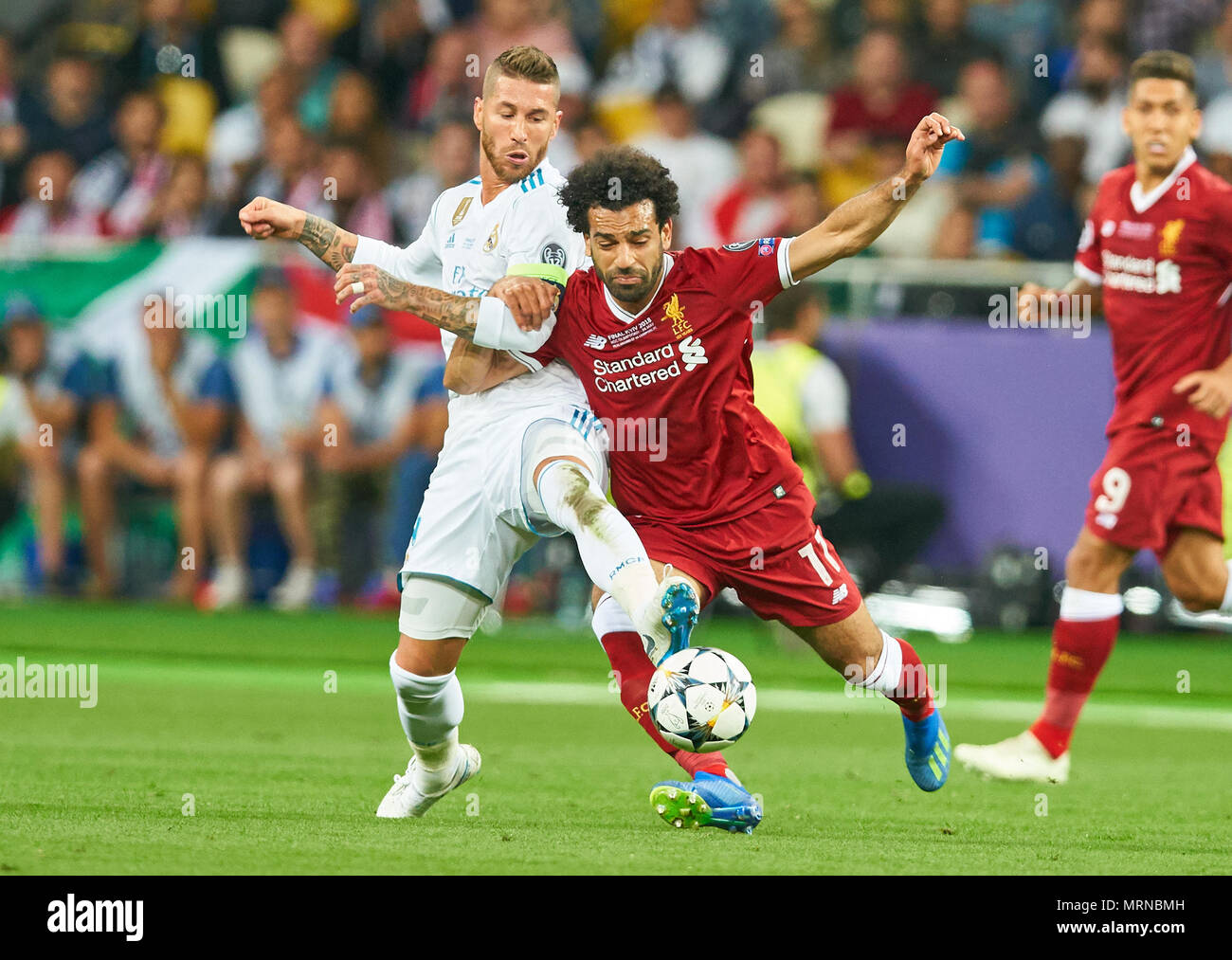 Finale de la Ligue des Champions, football, Kiev, 26 mai 2018, Mohamed Salah, Liverpool 11 blessés, en concurrence pour la balle contre Sergio RAMOS, 4 Real Madrid REAL MADRID - LIVERPOOL FC 3-1 Fussball Ligue des Champions, finale, Kiev, Ukraine, le 26 mai 2018 Saison 2017 CL 2018 © Peter Schatz / Alamy Live News Banque D'Images