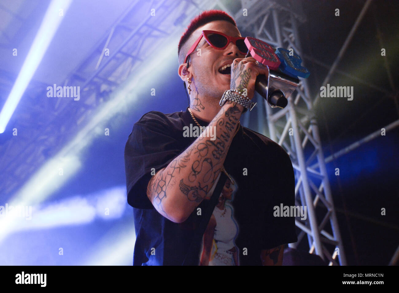 Naples, Italie. 26 mai, 2018. Le rappeur italien, le Ebbasta Sfera 'Roi d'interruption' en live sur scène à 'Arenile di Bagnoli' à Naples, Italie pour son concert Tour 2018 "Rockstar". Credit : Mariano Montella/Alamy Live News Banque D'Images