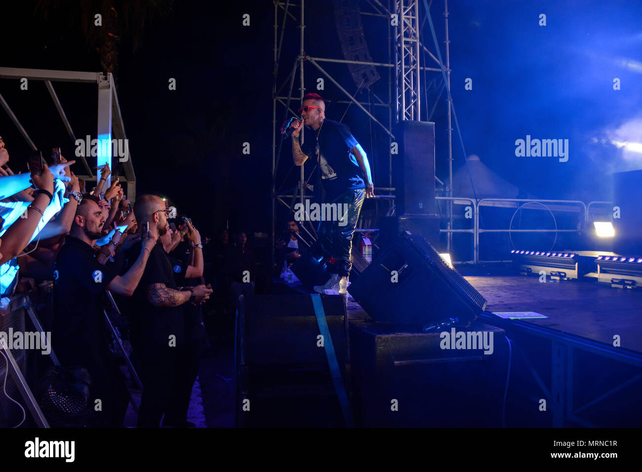 Naples, Italie. 26 mai, 2018. Le rappeur italien, le Ebbasta Sfera 'Roi d'interruption' en live sur scène à 'Arenile di Bagnoli' à Naples, Italie pour son concert Tour 2018 "Rockstar". Credit : Mariano Montella/Alamy Live News Banque D'Images