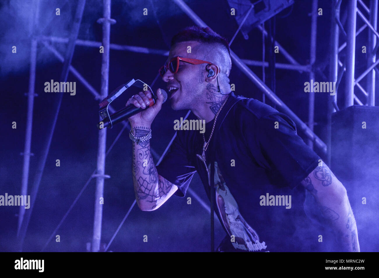 Naples, Italie. 26 mai, 2018. Le rappeur italien, le Ebbasta Sfera 'Roi d'interruption' en live sur scène à 'Arenile di Bagnoli' à Naples, Italie pour son concert Tour 2018 "Rockstar". Credit : Mariano Montella/Alamy Live News Banque D'Images