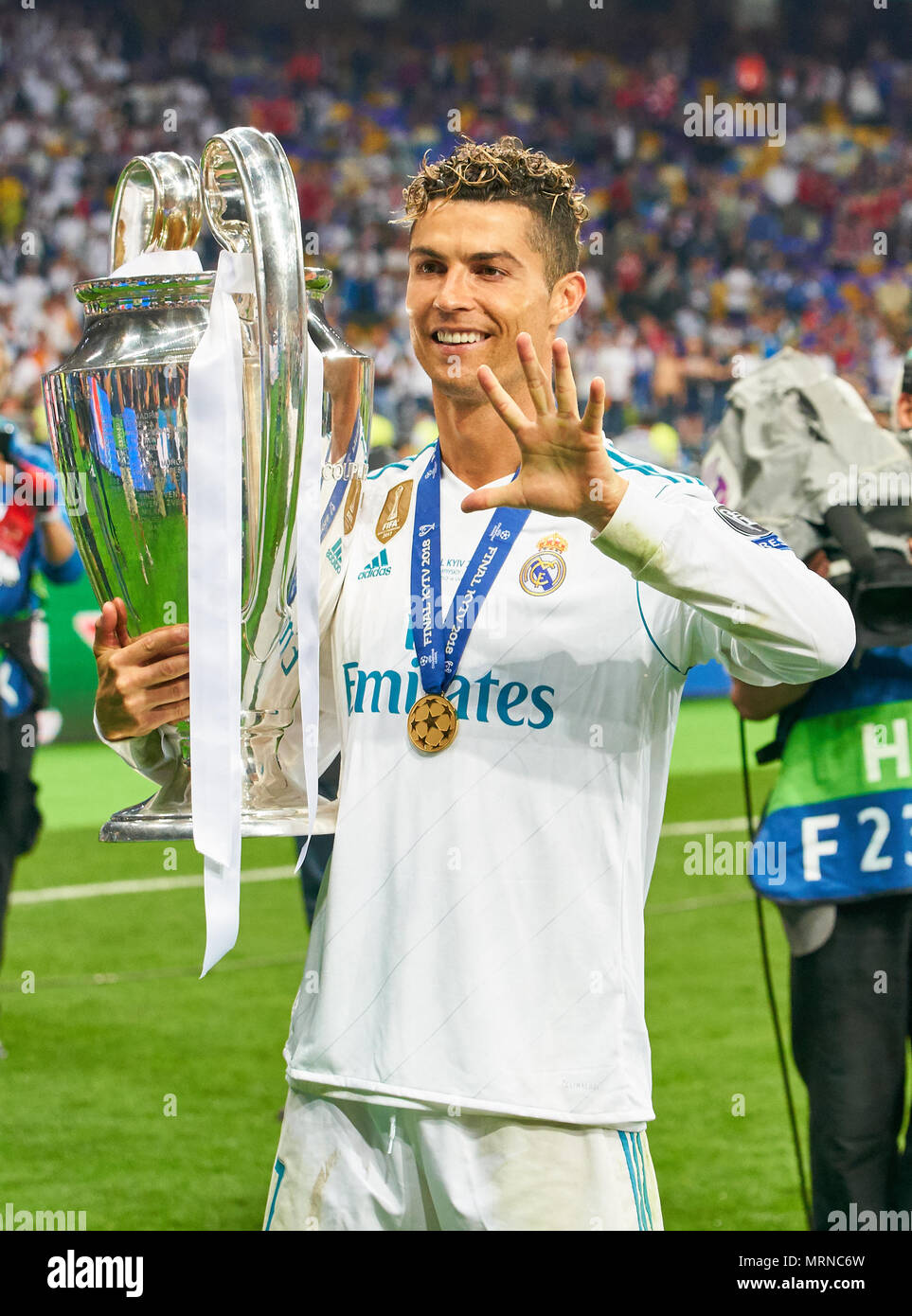 Finale de la Ligue des Champions, football, Kiev, 26 mai 2018, Cristiano Ronaldo, Real Madrid 7 5ème Trophée célébration titre avec le REAL MADRID - LIVERPOOL FC 3-1 Fussball Ligue des Champions, finale, Kiev, Ukraine, le 26 mai 2018 Saison 2017 CL 2018 © Peter Schatz / Alamy Live News Banque D'Images