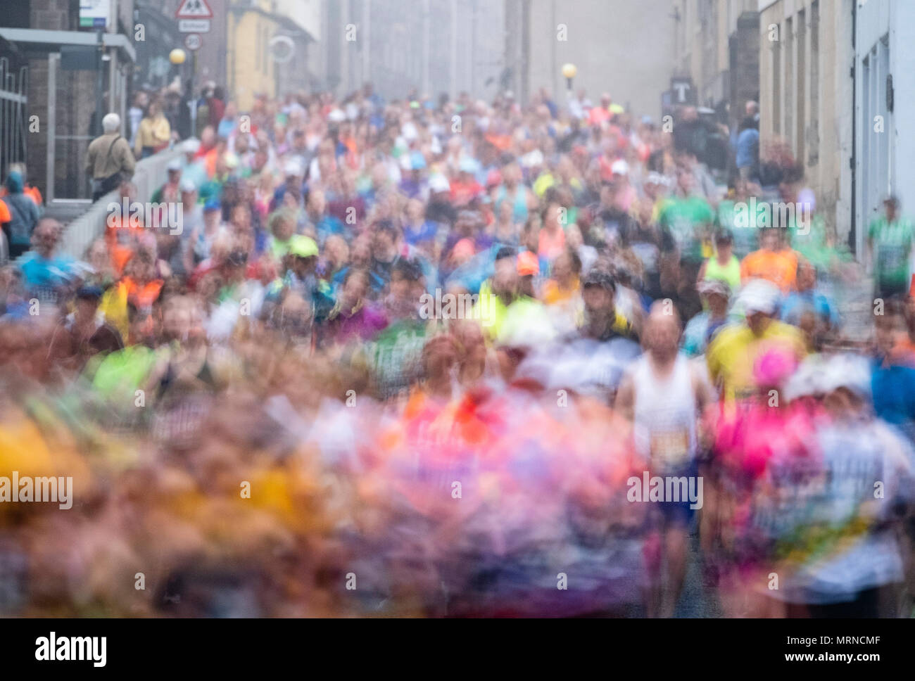 Edinburgh, Ecosse, Royaume-Uni. 27 mai, 2018. Les coureurs font leur chemin vers le bas du Royal Mile vers le bâtiment du parlement écossais à Holyrood Edinburgh Marathon 2018 au cours de la Credit : Iain Masterton/Alamy Live News Banque D'Images