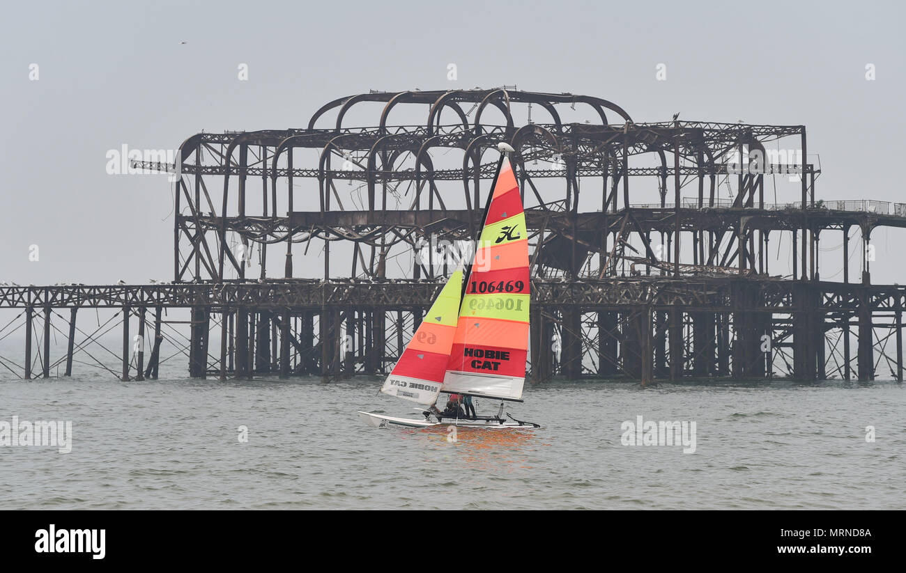 Brighton UK 27 mai 2018 - Un canot voile Hobie Cat passe par le West Pier de Brighton, Grande-Bretagne plus swelters dans temps chaud sur le bank holiday weekend avec orages prévus pour certaines régions Crédit : Simon Dack/Alamy Live News Banque D'Images