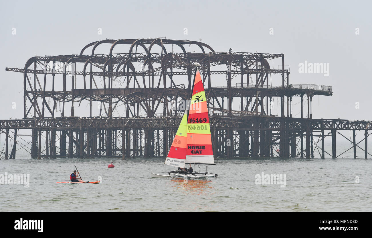 Brighton UK 27 mai 2018 - Un canot voile Hobie Cat passe par le West Pier de Brighton, Grande-Bretagne plus swelters dans temps chaud sur le bank holiday weekend avec orages prévus pour certaines régions Crédit : Simon Dack/Alamy Live News Banque D'Images