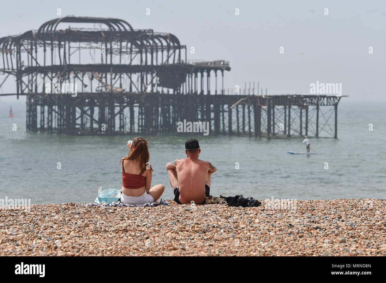 Brighton UK 27 mai 2018 - La plage de Brighton est occupé comme la Grande-Bretagne swelters dans plus de temps chaud sur le bank holiday weekend avec orages prévus pour certaines régions Crédit : Simon Dack/Alamy Live News Banque D'Images