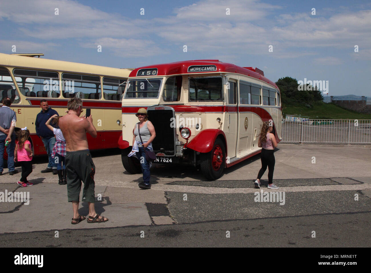 Lancaster Lancashire Royaume-uni 27 mai 2018 a vu le jour en cours d'exécution de Ribble, bus d'époque retour à la ville balnéaire avec les visiteurs sur la promenade et du marché d'être traités pour un voyage nostalgique dans la voie de la mémoire : photographier Crédit Nord/Alamy Live News Banque D'Images