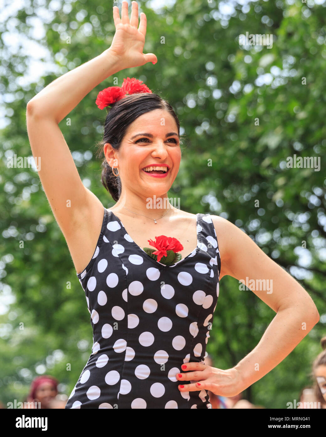 South Bank, Londres, 27 mai 2018. Un professeur de Flamenco démontre la bonne danse. Les enfants et les adultes s'amuser durant une classe de flamenco espagnol avec une démonstration de l'instructeur se déplace. Feria de Madrid, le festival espagnol sur la rive sud, retourne à Londres à son nouveau site derrière l'Oxo Tower. Le festival est gratuit et dispose de stands de nourriture, produits espagnols, des ateliers, de la musique et des spectacles de flamenco. Credit : Imageplotter News et Sports/Alamy Live News Banque D'Images