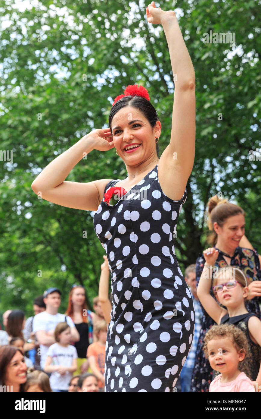 South Bank, Londres, 27 mai 2018. Un professeur de Flamenco démontre la bonne danse. Les enfants et les adultes s'amuser durant une classe de flamenco espagnol avec une démonstration de l'instructeur se déplace. Feria de Madrid, le festival espagnol sur la rive sud, retourne à Londres à son nouveau site derrière l'Oxo Tower. Le festival est gratuit et dispose de stands de nourriture, produits espagnols, des ateliers, de la musique et des spectacles de flamenco. Credit : Imageplotter News et Sports/Alamy Live News Banque D'Images