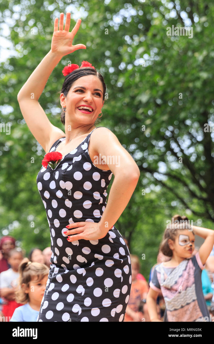 South Bank, Londres, 27 mai 2018. Un professeur de Flamenco démontre la bonne danse. Les enfants et les adultes s'amuser durant une classe de flamenco espagnol avec une démonstration de l'instructeur se déplace. Feria de Madrid, le festival espagnol sur la rive sud, retourne à Londres à son nouveau site derrière l'Oxo Tower. Le festival est gratuit et dispose de stands de nourriture, produits espagnols, des ateliers, de la musique et des spectacles de flamenco. Credit : Imageplotter News et Sports/Alamy Live News Banque D'Images